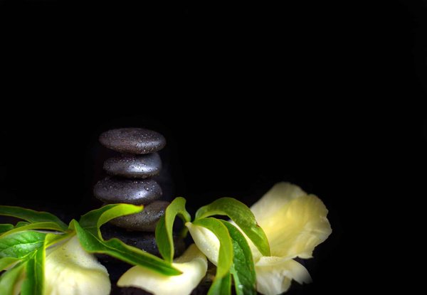 Les secrets pour transformer votre salon en un havre de détente et de sérénité grâce à l'éclairage et aux matériaux