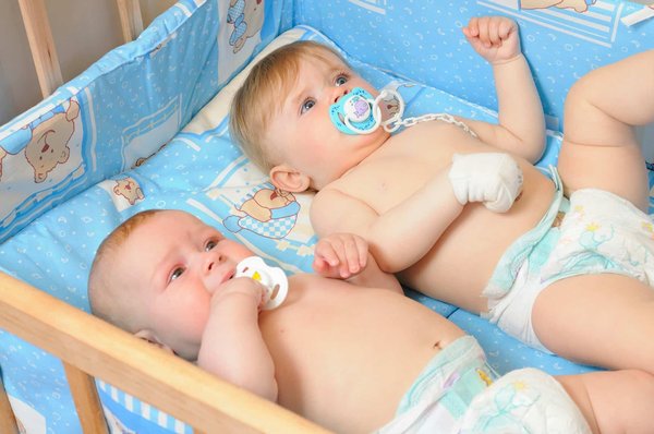 Comment choisir et acheter un protège-matelas pour lit parapluie : guide complet