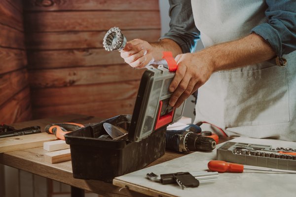Optimisez votre perceuse avec une brosse métallique adaptée